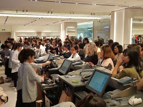 Zara Hà Nội đông khách đến khuya trong đêm đầu giảm giá 25%