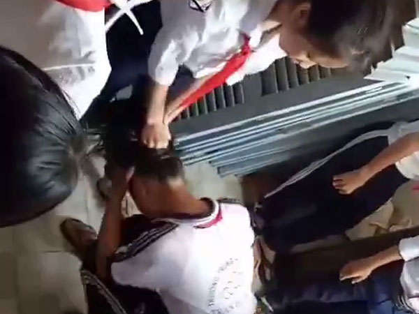 3 nữ sinh bị đánh dã man, kêu gào thảm thiết