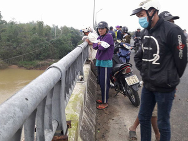 Bỏ lại xe đạp trên cầu, một học sinh lớp 11 nhảy sông tự tử