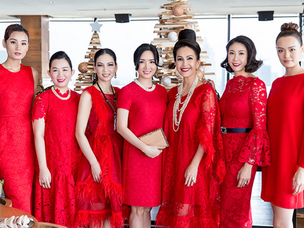 Dàn 'người đẹp không tuổi' diện váy đỏ rực mừng sinh nhật Diễm My