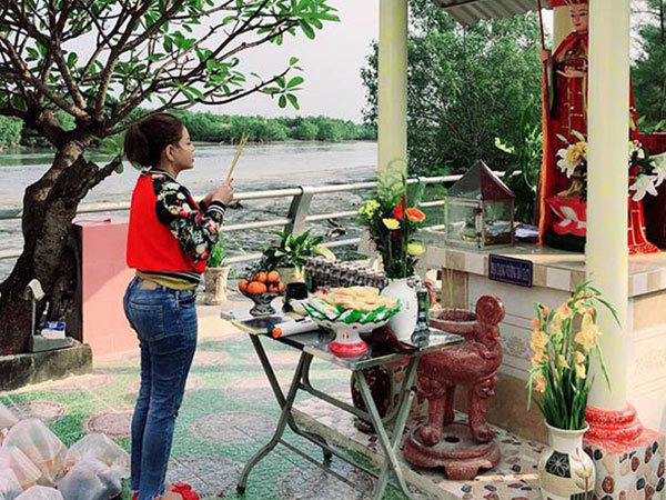 Lê Giang đi chùa tìm sự bình yên sau phát ngôn gây xôn xao về chồng cũ