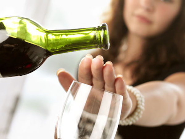 Một phụ nữ bị đâm chết dã man vì từ chối uống rượu