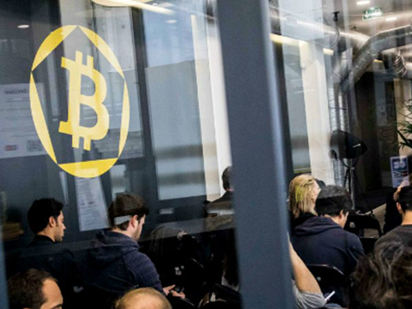 Vì sao Bitcoin chưa dừng 'cơn điên'?