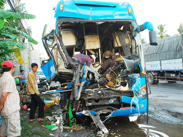 Xe giường nằm tông đuôi xe tải, 13 người thương vong