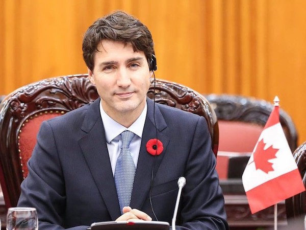 Bạn sẽ shock khi biết bông hoa đỏ cài áo Thủ tướng Justin Trudeau và câu chuyện lịch sử đằng sau