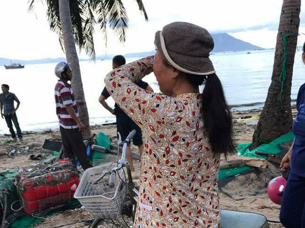 Bức ảnh người đàn bà làng chài đợi con về sau bão và câu chuyện đẫm nước mắt đằng sau