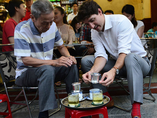 Dân Sài Gòn tò mò khi thủ tướng Canada ngồi cà phê vỉa hè