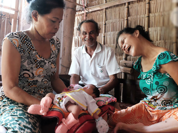 Đằng sau cảnh người mẹ điên ú ớ chăm con gái sơ sinh, vẫn còn một câu chuyện cảm động khác về tình mẫu tử
