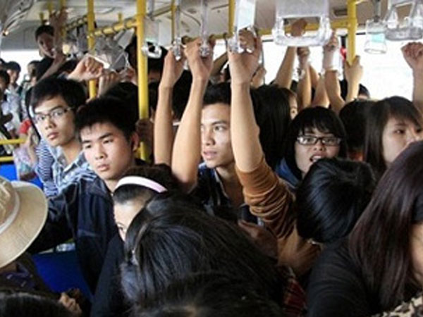 Góc khuất nghề xe buýt: Nhà xe đỏ mặt vì hành động của đôi nam nữ học trung học