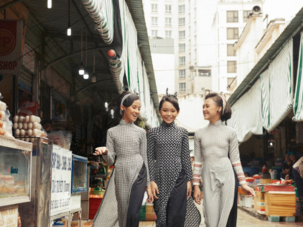 Mẫu nhí diện áo dài hóa thân thành cô gái Sài Gòn xưa