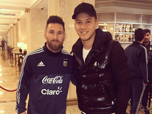 Messi xin lỗi vì không nhận ra cầu thủ đồng hương
