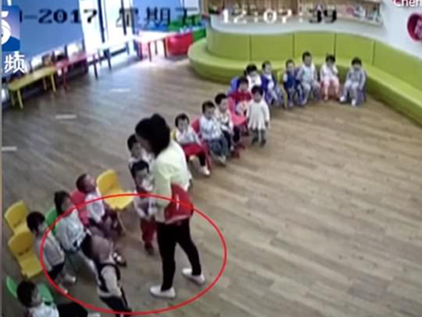 Phụ huynh xông vào đánh giáo viên vì bắt trẻ ăn mù tạt