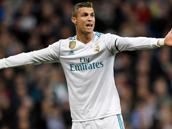 Ronaldo khủng hoảng: Trả giá vì Messi và sự ích kỷ