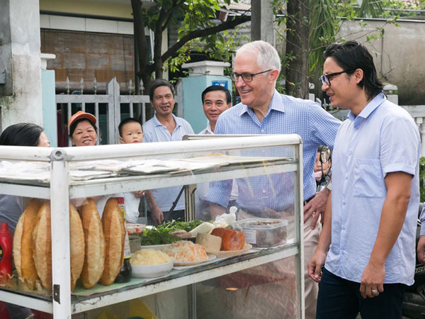 Thủ tướng Australia lần đầu thưởng thức bánh mì ở Đà Nẵng