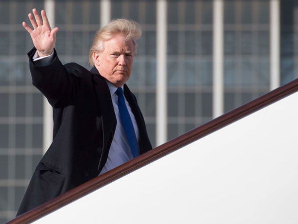 Tổng thống Trump lên Air Force One để đến Đà Nẵng dự APEC
