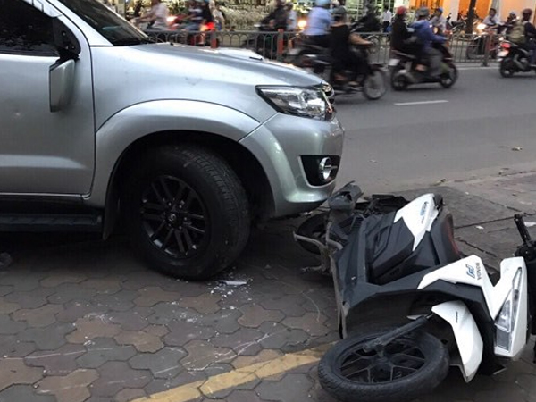 TP.HCM: Sau va chạm giao thông, nhóm thanh niên cầm hung khí đuổi chém ô tô kinh hoàng trên đường phố