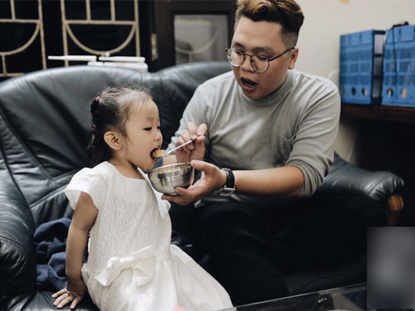 Trở thành bố đơn thân chỉ sau 1 năm kết hôn và đây là cách bố làm thay phần mẹ để yêu thương con