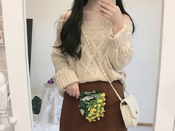 Trời se lạnh nhưng vẫn có nắng, còn gì hợp hơn là diện áo len trễ vai