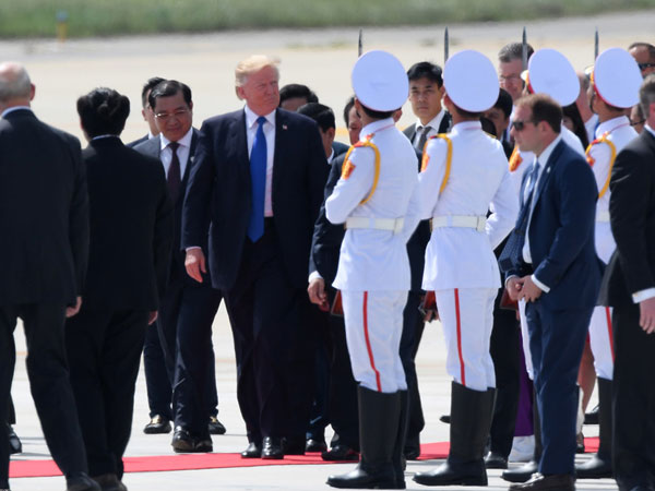 Video: Lễ đón Tổng thống Donald Trump ở sân bay Đà Nẵng