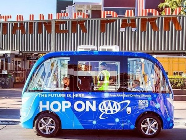 Xe buýt tự lái gặp tai nạn ngay lần chạy thử đầu tiên