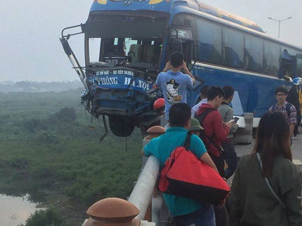 Xe khách suýt lao xuống sông Hồng, hàng chục hành khách phá cửa xe thoát nạn