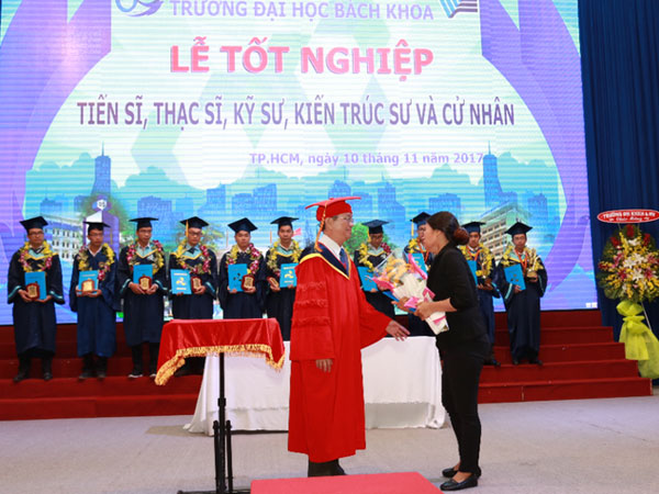 Xúc động hình ảnh mẹ nhận bằng thay con đã qua đời vì ung thư