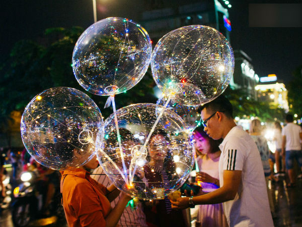 Bong bóng galaxy có gì hot mà ngập tràn phố đi bộ Nguyễn Huệ mùa Noel năm nay?