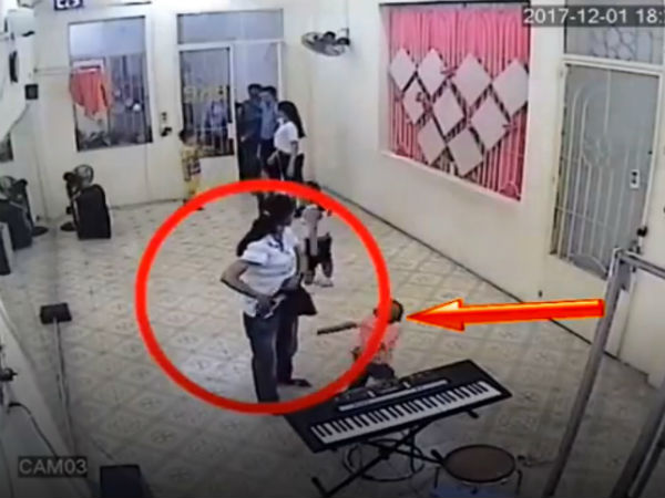 Clip: Đến đón bé trai, người phụ nữ nhanh tay lấy trộm điện thoại ngay trong lớp học