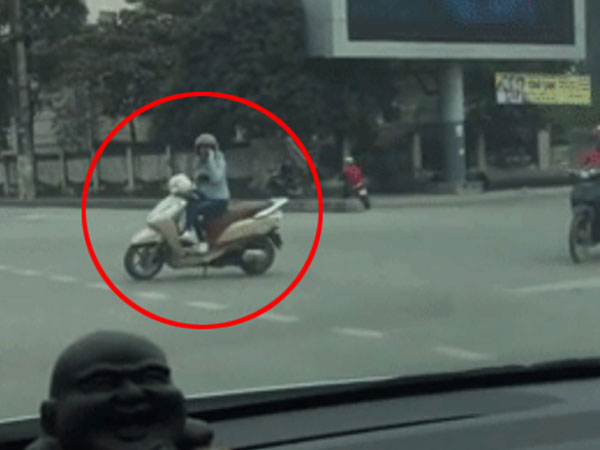 Clip: Nữ 'ninja Lead' vắt chân trên xe 'buôn' điện thoại giữa đường