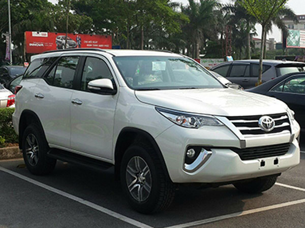 Toyota Fortuner khan hàng, đại lý 'hét' giá tăng 200 triệu