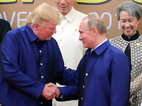 Báo Tây viết về cái bắt tay của ông Trump và ông Putin tại APEC VN
