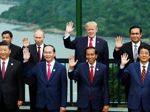 Các lãnh đạo APEC không mặc áo truyền thống APEC chụp ảnh