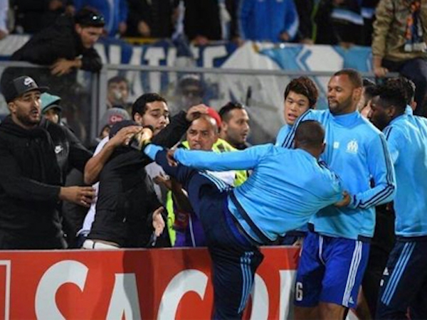 Evra bị cấm thi đấu 8 tháng vì tung cước vào CĐV