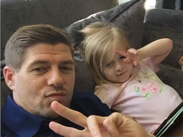 Gerrard bị "ném đá" vì tặng con gái iPad vàng hơn 40 triệu đồng