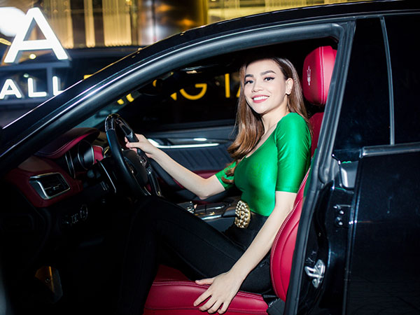 Hồ Ngọc Hà tự lái xe đi diễn cuối tuần