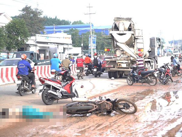 Lái xe máy tránh vũng nước, cô gái bị ôtô bồn cán tử vong