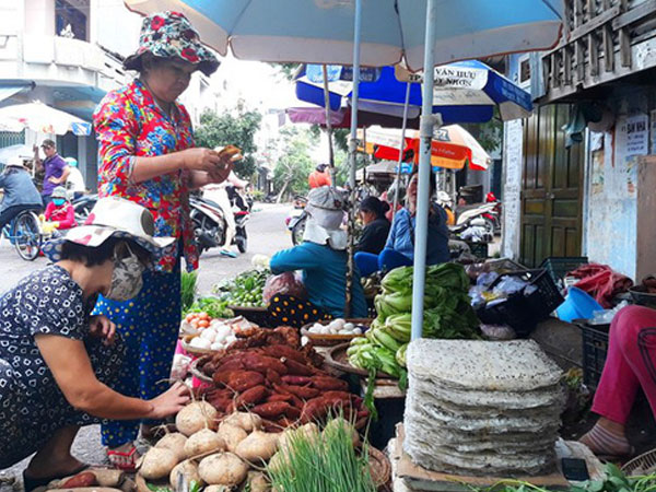 Miền Trung: Mưa lũ kéo dài, giá rau xanh tăng phi mã