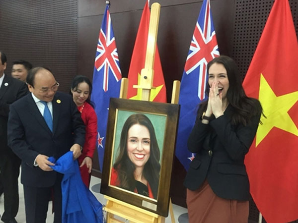 Món quà Thủ tướng Nguyễn Xuân Phúc tặng Thủ tướng New Zealand