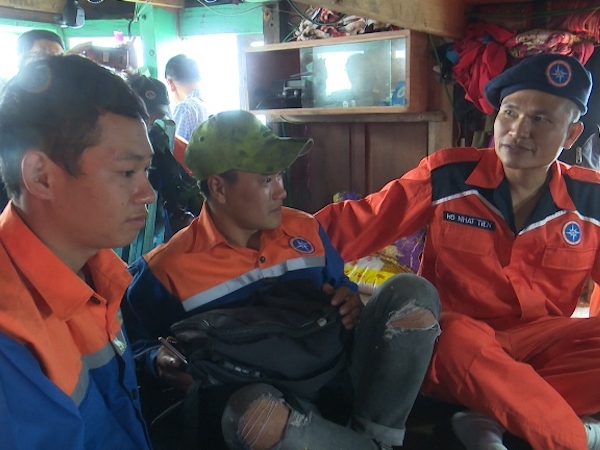 Nghệ An: Cứu sống 13 ngư dân gặp nạn gần đường biên giới trên biển
