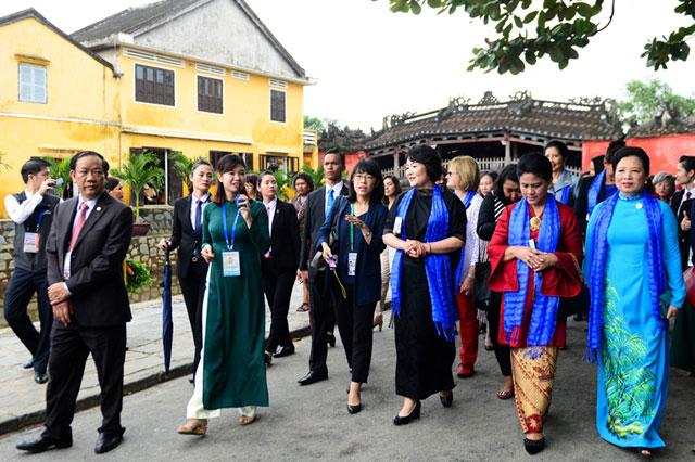 Phu nhân lãnh đạo cấp cao APEC thăm phố cổ Hội An