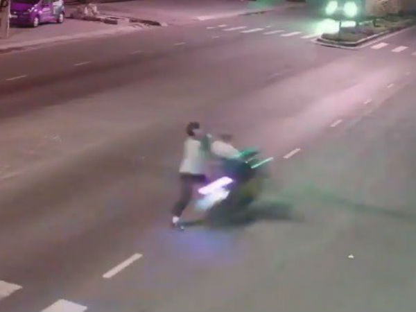 Video: Người đàn ông sang đường bất cẩn gặp thanh niên phóng 'tốc độ bàn thờ' và cái kết đắng cho cả hai