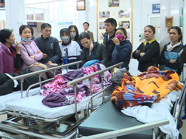 Sập lan can trường tiểu học khiến 16 trẻ nhập viện: 'Cháu bị rơi từ trên xuống cùng với hơn 10 bạn'