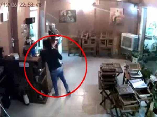 Clip: Đôi nam nữ dàn cảnh 'nẫng' điện thoại tại quán cà phê