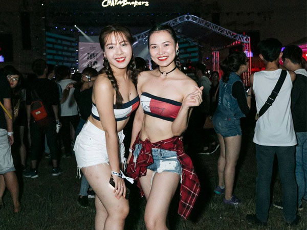 Cô gái gây tranh cãi khi mặc áo bra 'quẩy' tại Tiesto Show vừa qua ở Hà Nội