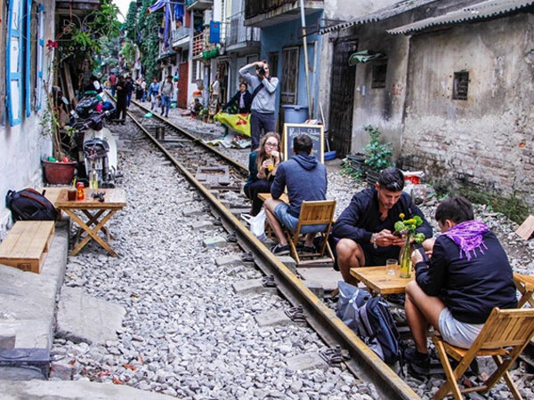 Điểm uống cà phê giữa đường tàu gây tranh cãi ở Hà Nội bị xóa sổ