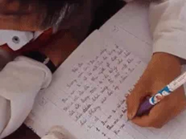 Hiếm có khó tìm: Cậu bé viết ngược mọi hướng bằng tay trái, chữ đẹp hơn viết bình thường
