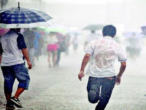 Không có ô che trên đầu, những đứa trẻ mới phải ra sức chạy thật nhanh