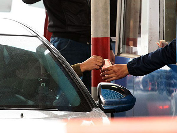 Lãnh đạo Vidifi nói về việc lái xe dùng tiền lẻ thấm nước mua vé qua trạm thu phí QL 5
