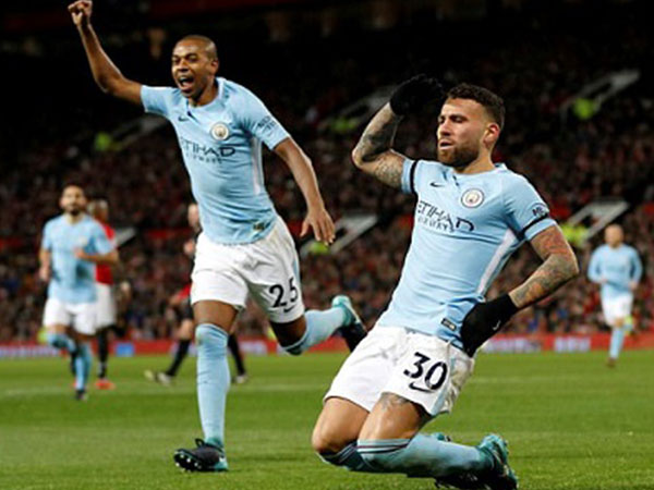 Mourinho bị ném chai lọ vào đầu trong xích mích với cầu thủ Man City