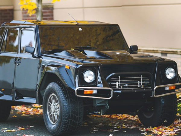 Siêu SUV hiếm Lamborghini LM002 được bán giá 467.000 USD